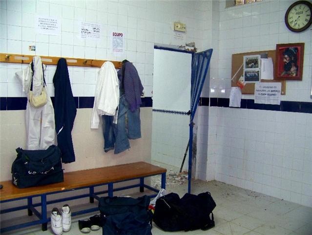 Esta pinta tenían los vestuarios del Alcalá tras el robo de este fin de semana